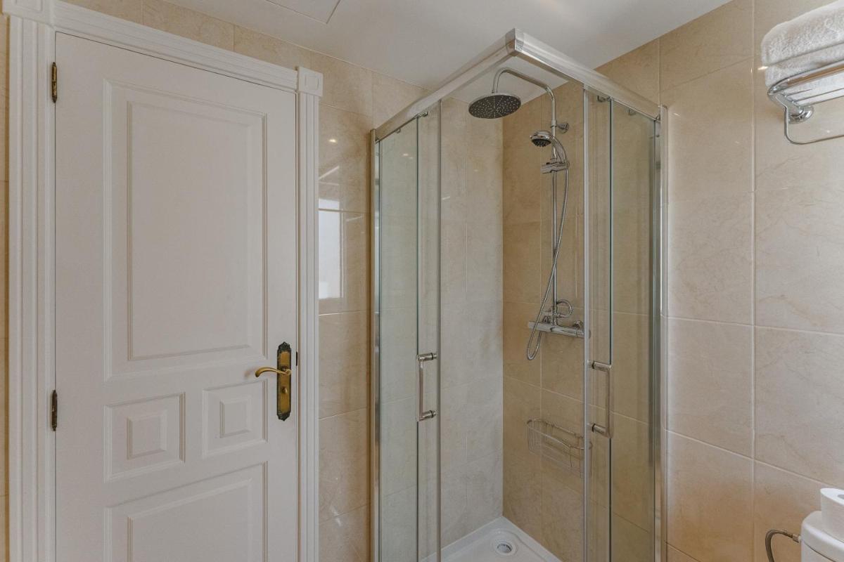 Un baño de Flamingo Suites Boutique Hotel