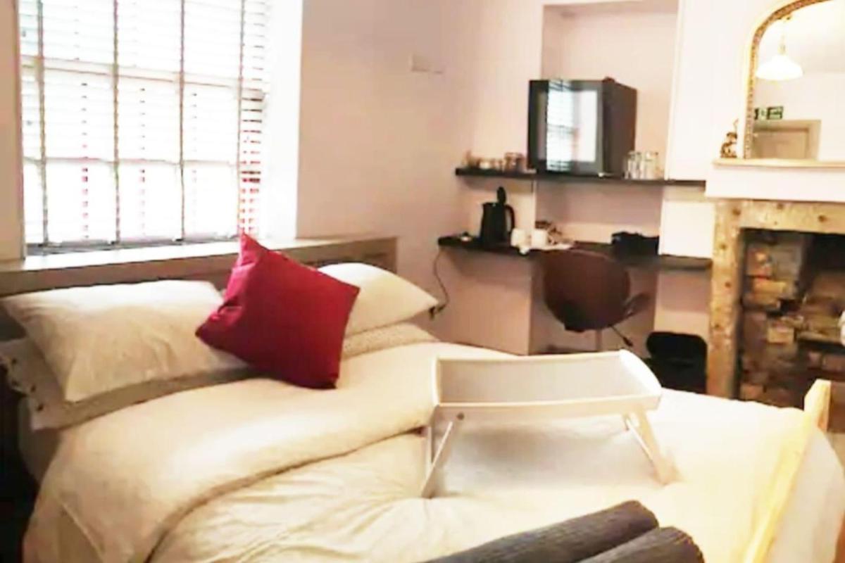 Turner - En-suite Room in Canalside Guesthouse - Housity