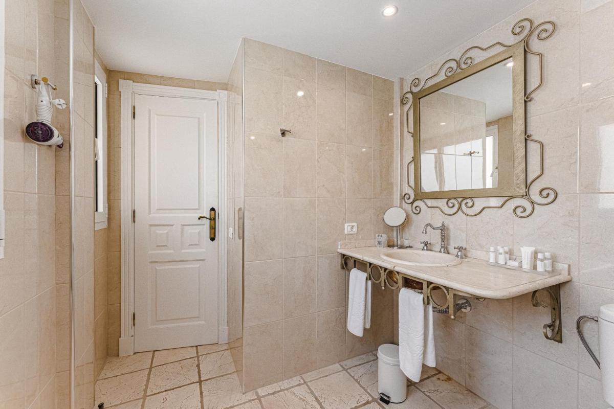 Un baño de Flamingo Suites Boutique Hotel