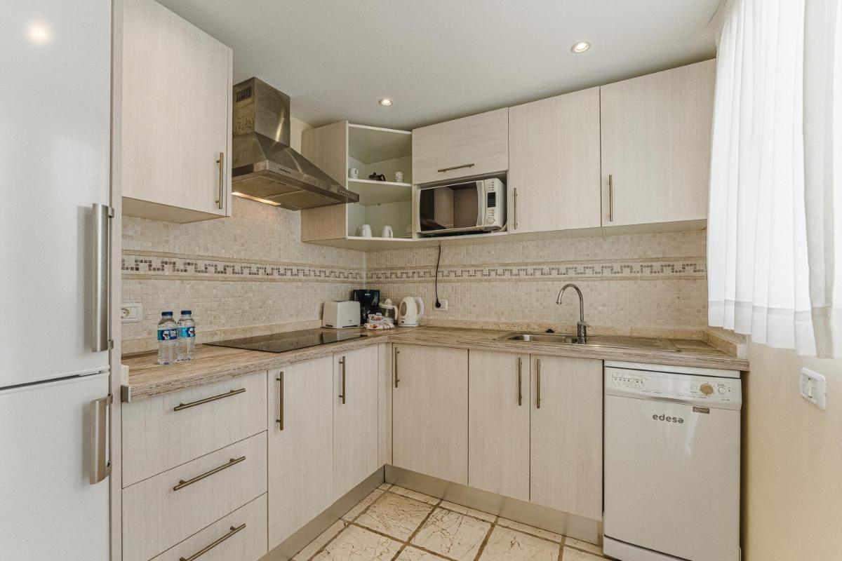 Una cocina o zona de cocina en Flamingo Suites Boutique Hotel