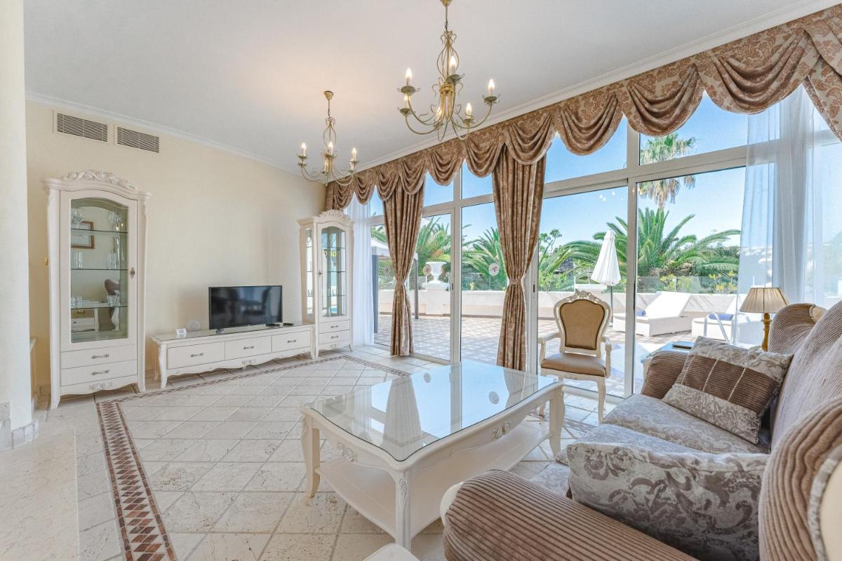 una sala de estar con un sofá y una mesa en Flamingo Suites Boutique Hotel, en Adeje