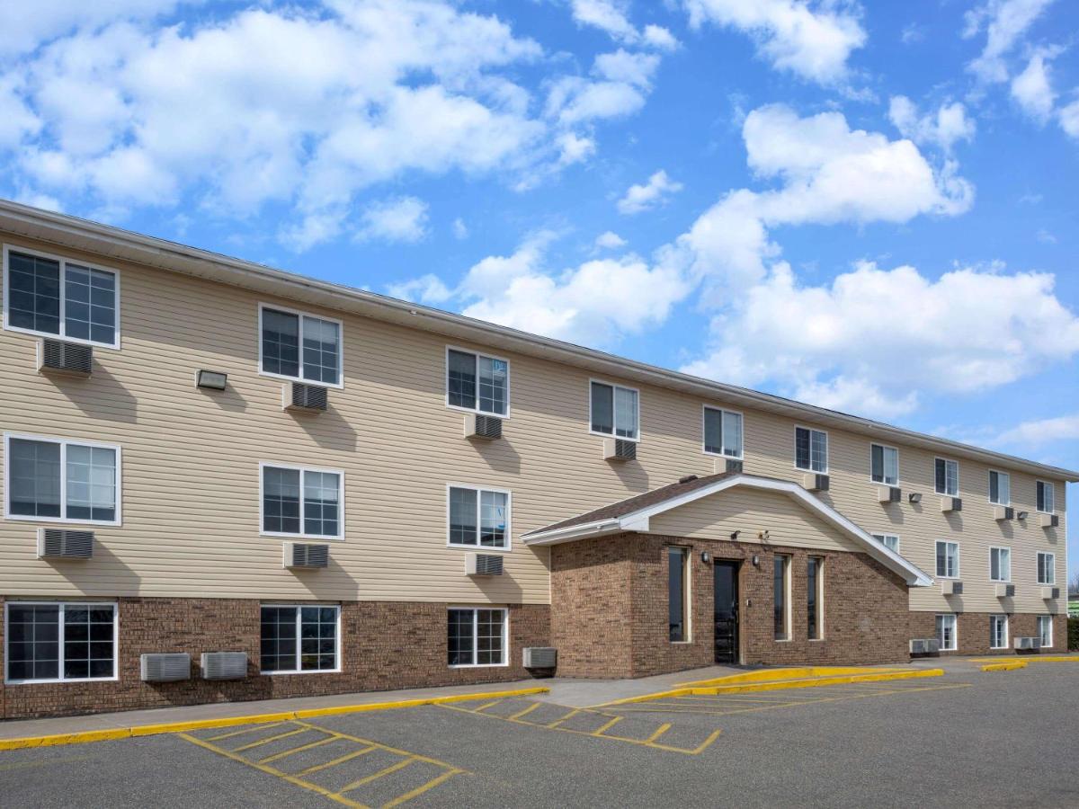 Super 8 by Wyndham Clinton - Housity