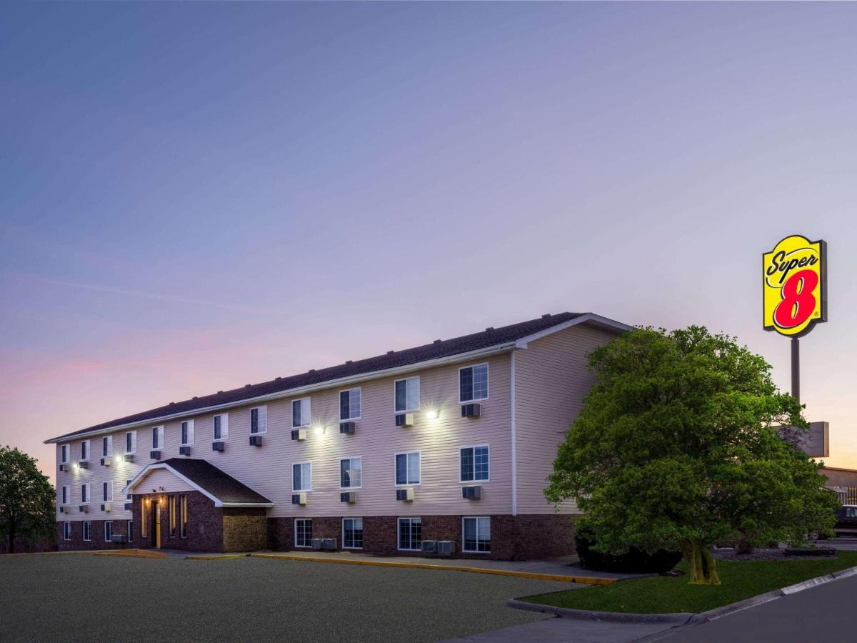 Super 8 by Wyndham Clinton - Housity