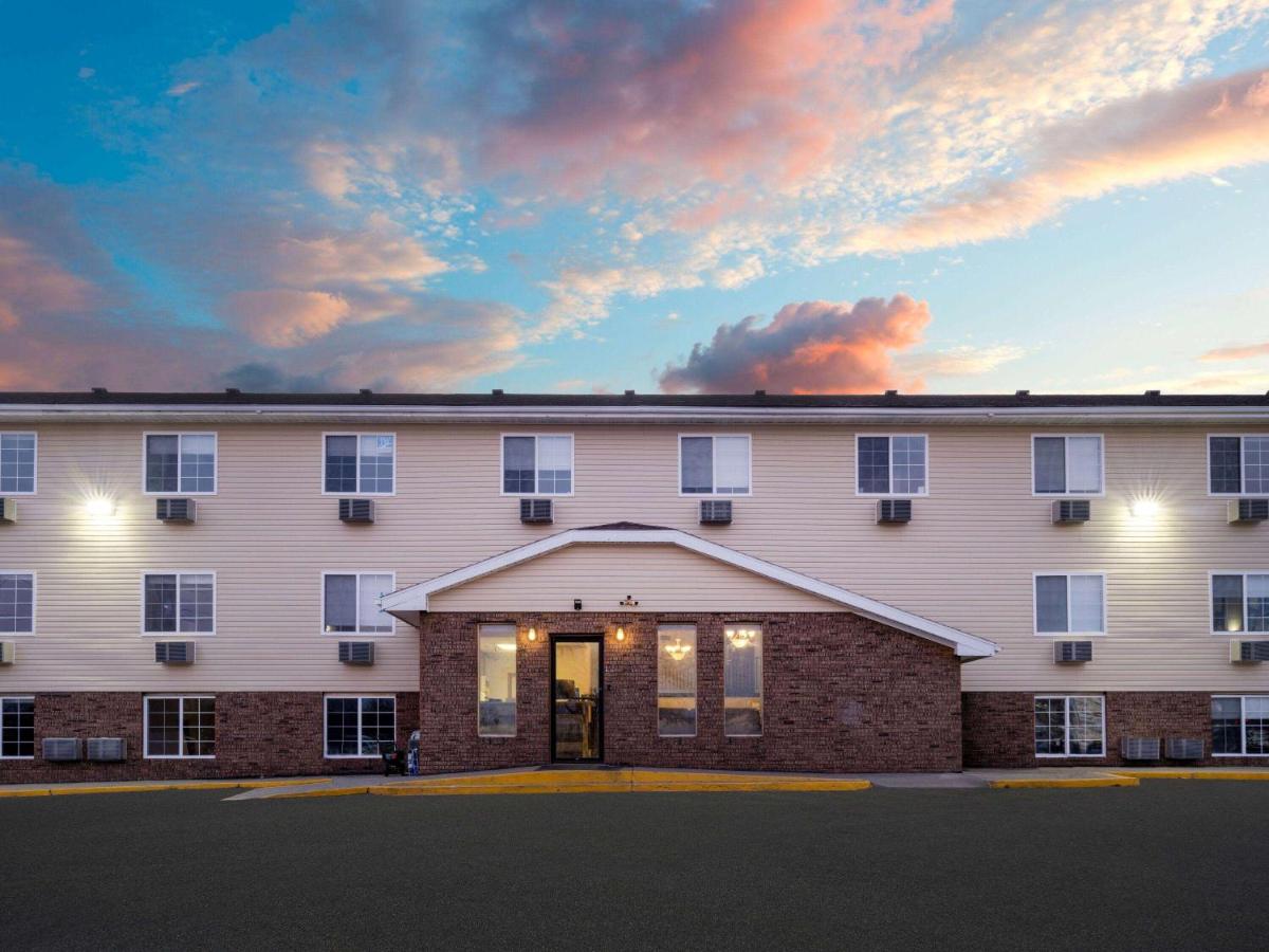 Super 8 by Wyndham Clinton - Housity