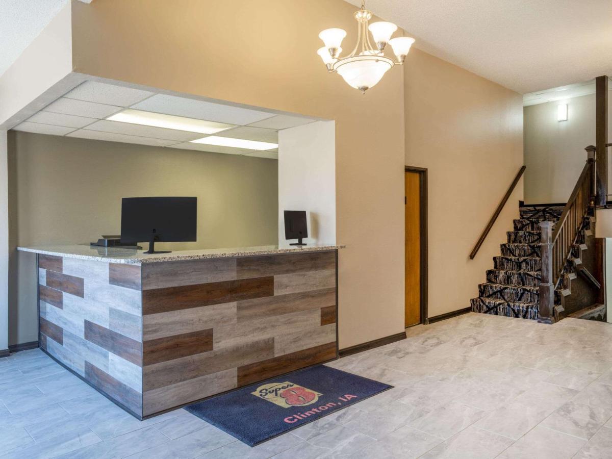 Super 8 by Wyndham Clinton - Housity