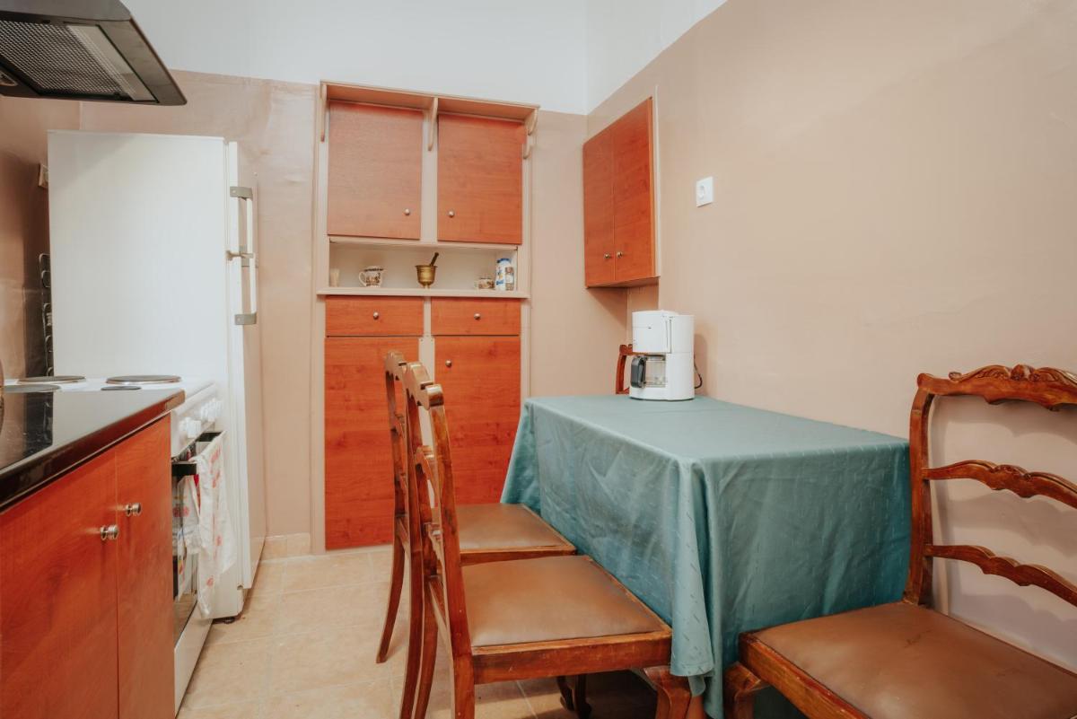 Kalavrita downtown 3 bedroom house for 6 pers - Housity