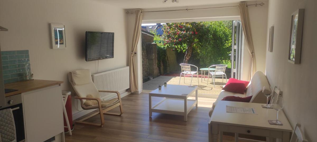 Adorable One-Bedroom Flat With Patio Garden. - Housity