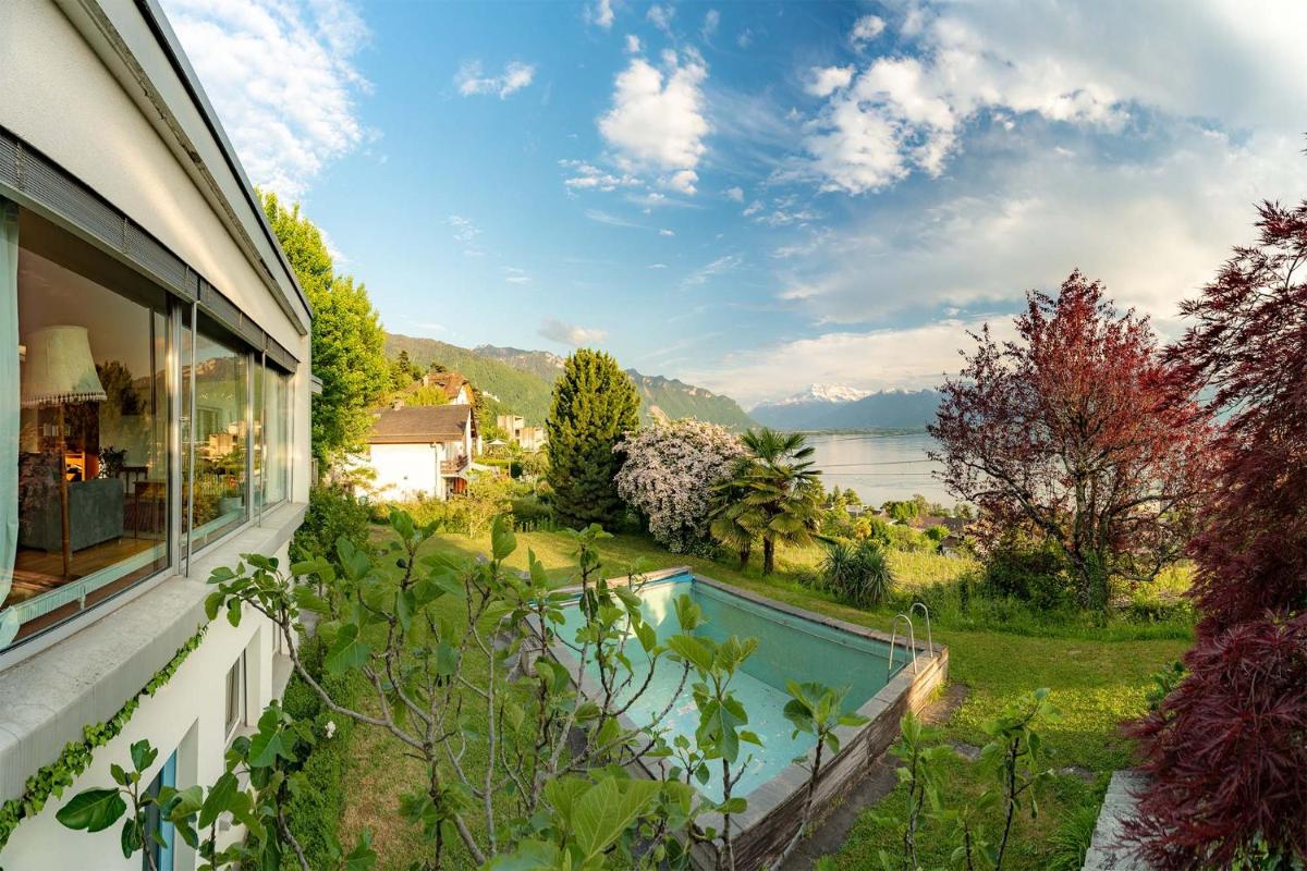 Rooms in Splendid Apartment with Parking-Stunning Lake View - Housity