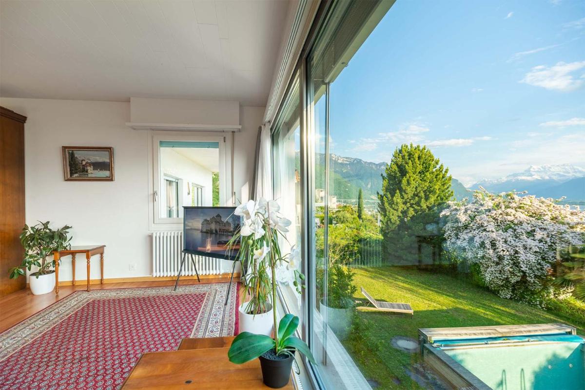 Rooms in Splendid Apartment with Parking-Stunning Lake View - Housity