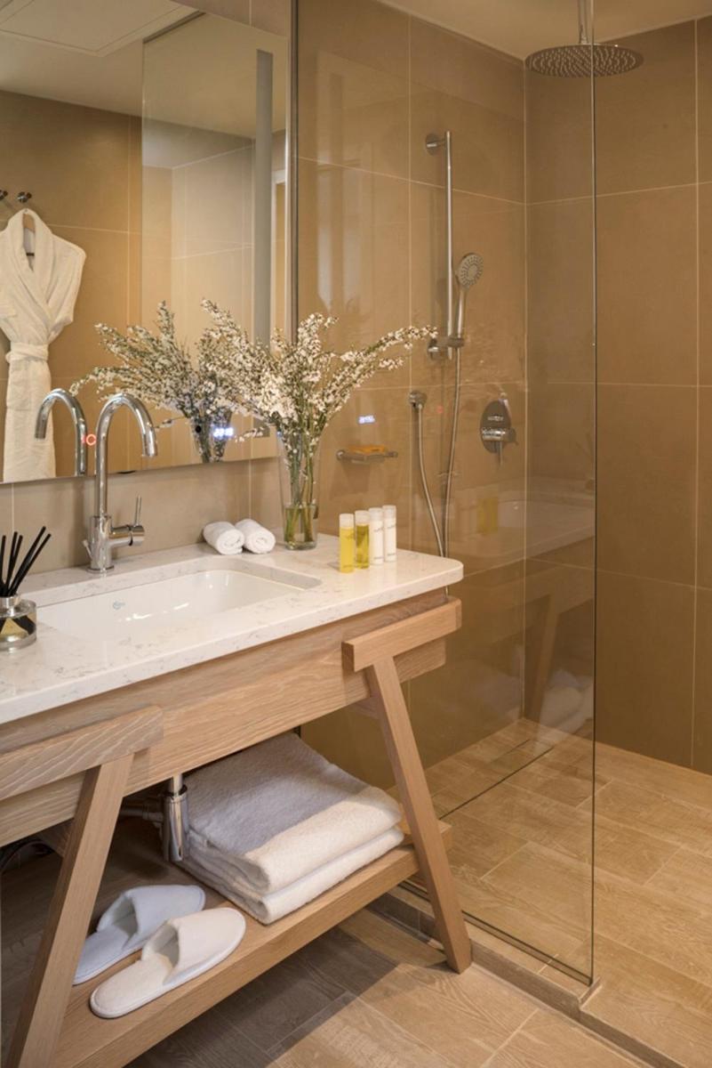 Salle de bains dans l'établissement Le Grand Pavillon Chantilly