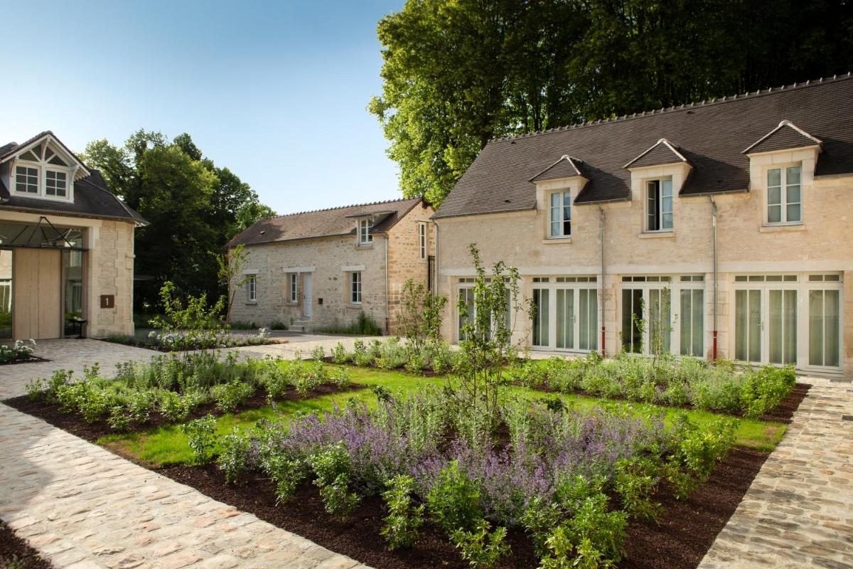 une maison avec un jardin devant dans l'établissement Le Grand Pavillon Chantilly, à Chantilly