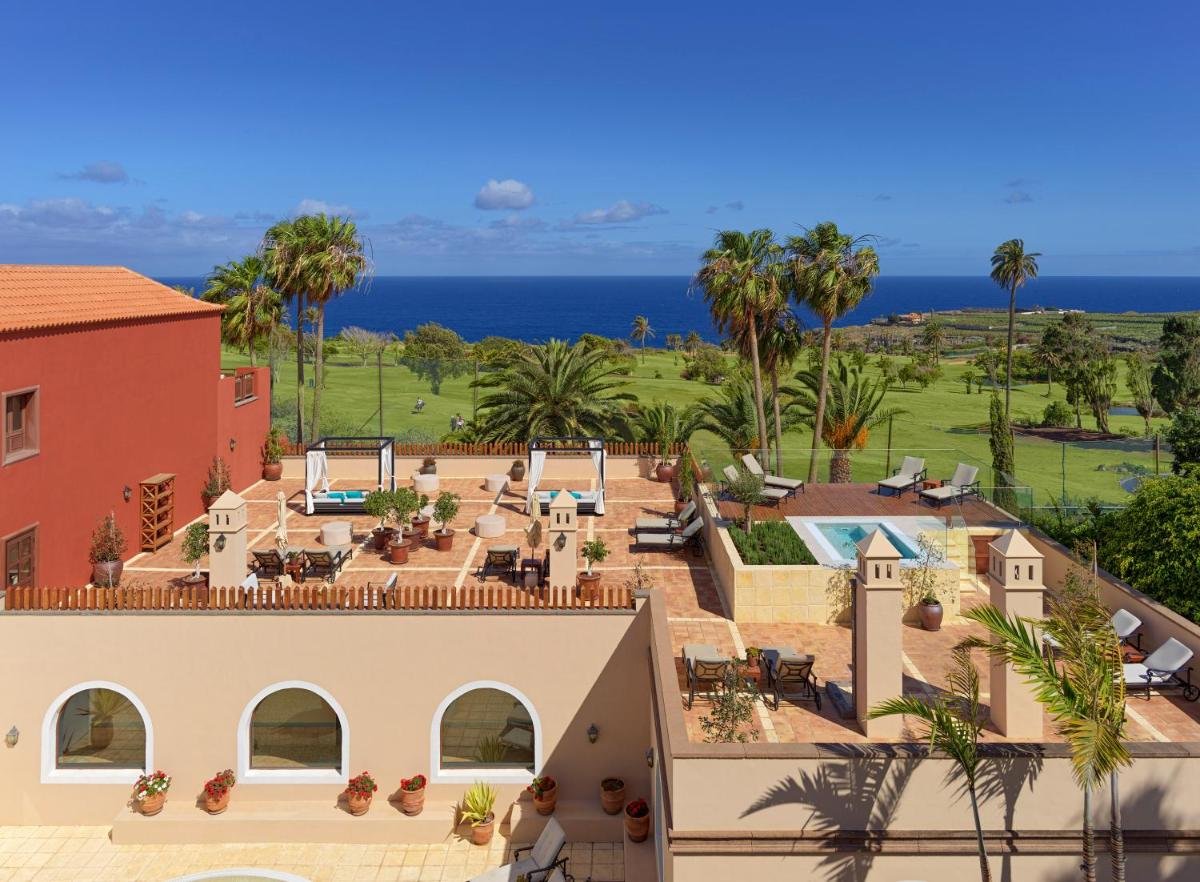 Una vista aérea de un resort con el océano al fondo. en Hotel Hacienda del Conde Meliá Collection Golf & Spa - Adults Only, en Buenavista del Norte