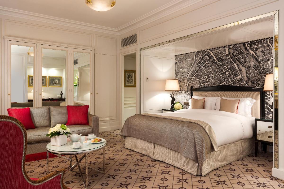 une chambre d'hôtel avec un lit et un canapé dans l'établissement Hôtel San Régis, à Paris une chambre d'hôtel avec un lit et un canapé dans l'établissement Hôtel San Régis, à Paris