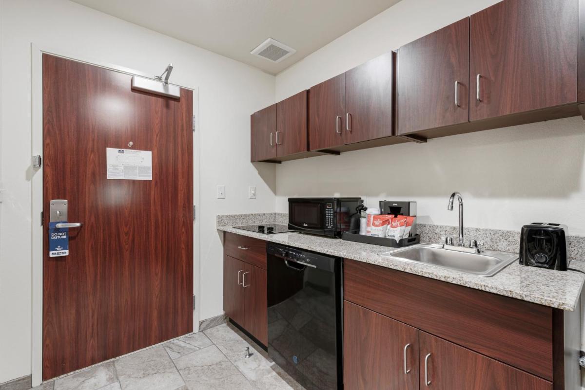 Cobblestone Hotel & Suites - Urbana - Housity