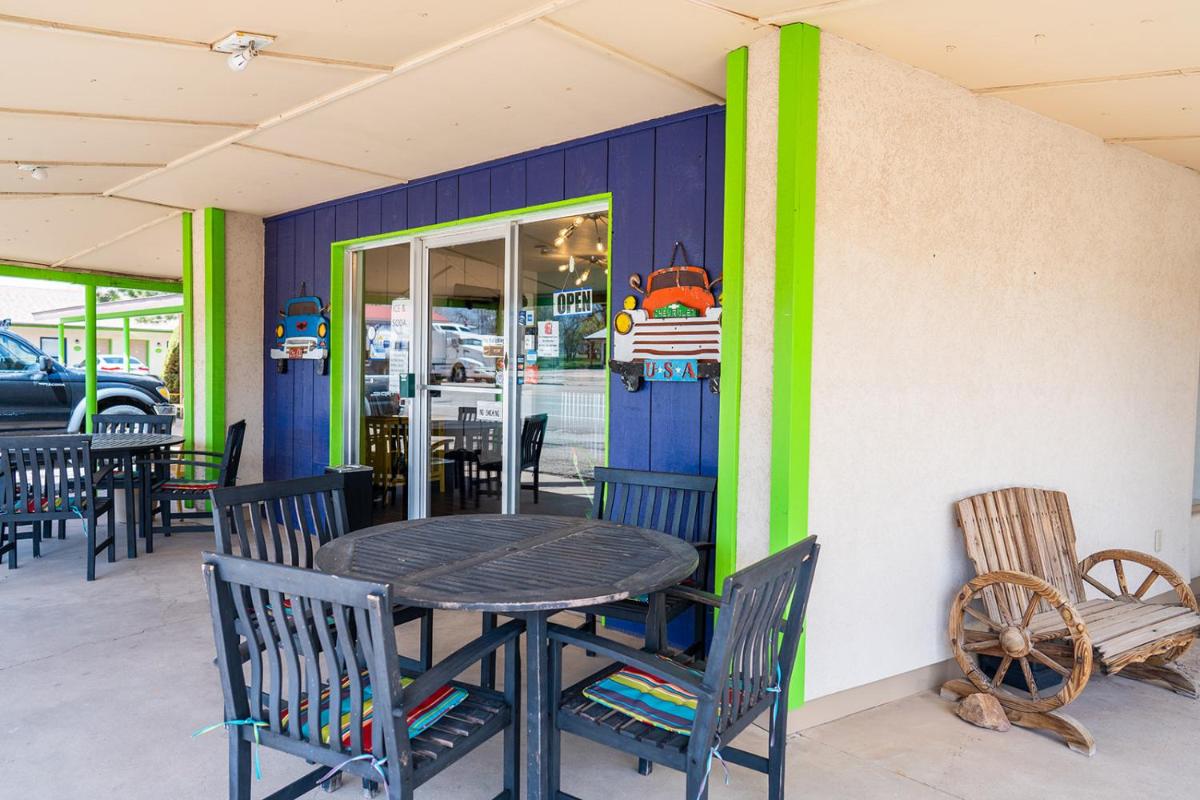 The Atomic Blue Motor-Inn - Housity