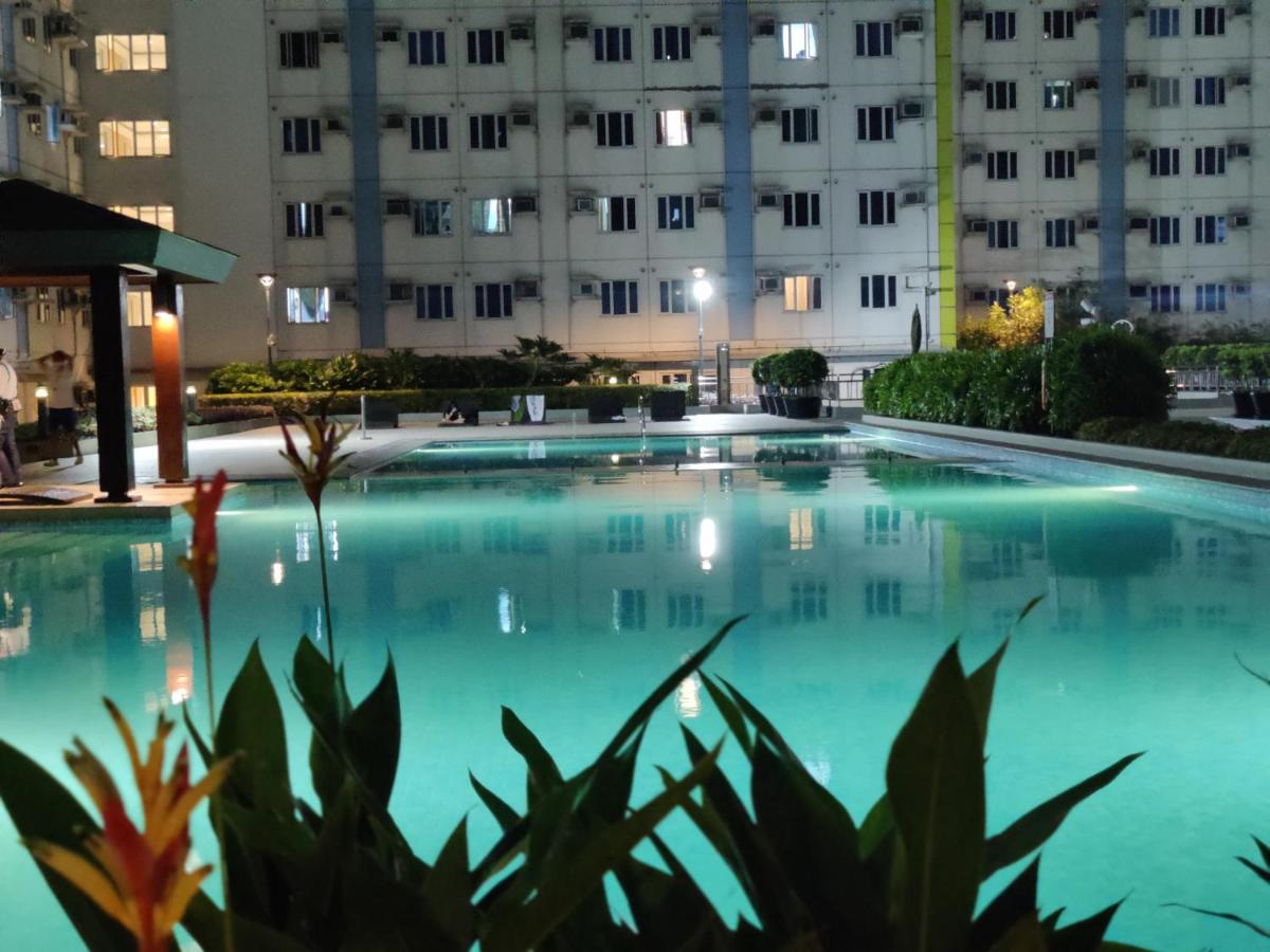 Suitetrails - Cinema at Mplace 55 Inch Smart TV google home-music Unliwifi Cooking , Pool extra pay