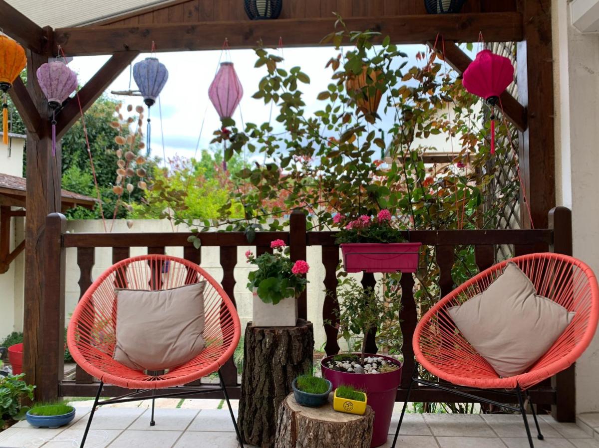 Joyeuse villa de 2 chambres avec jardin fleuri - Housity