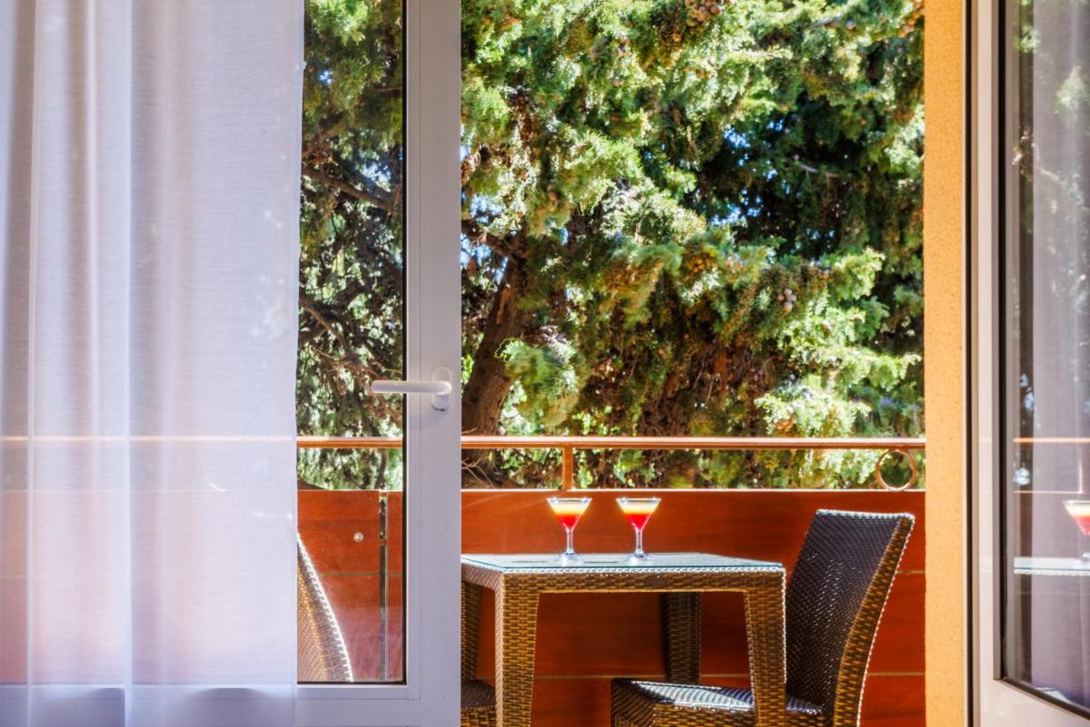 Balcon ou terrasse dans l'établissement Hotel SPA Plage St Jean