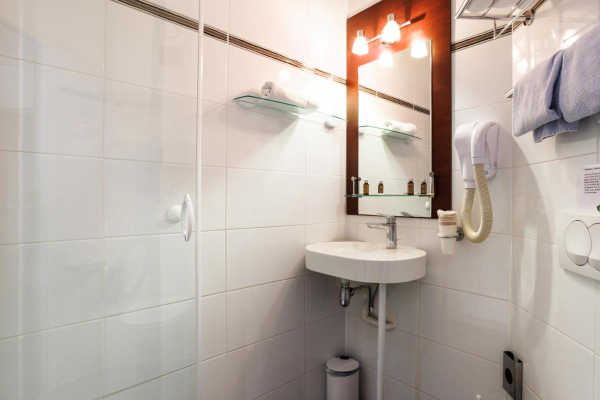 Salle de bains dans l'établissement Hotel SPA Plage St Jean