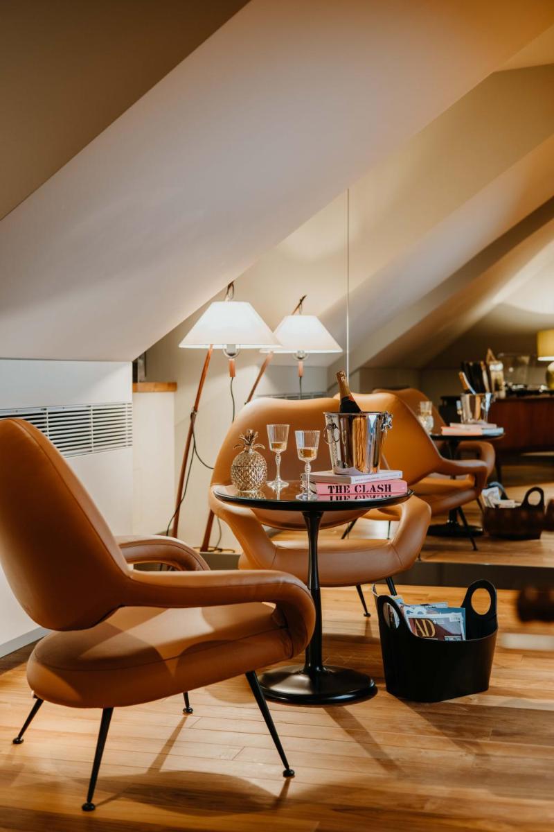 Ein Sitzbereich in der Unterkunft DO & CO Hotel München Ein Sitzbereich in der Unterkunft DO & CO Hotel München