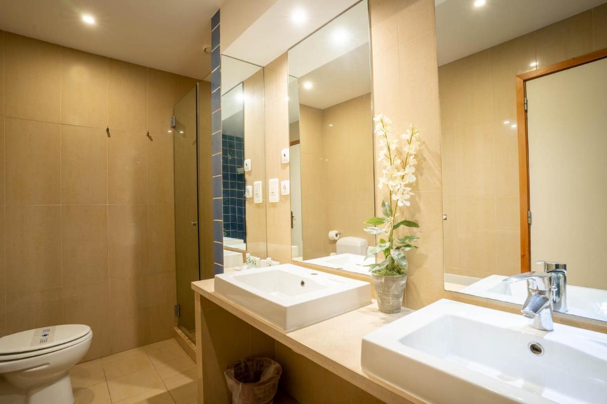 Uma casa de banho em Boa Vista Hotel & Spa - Adults Only
