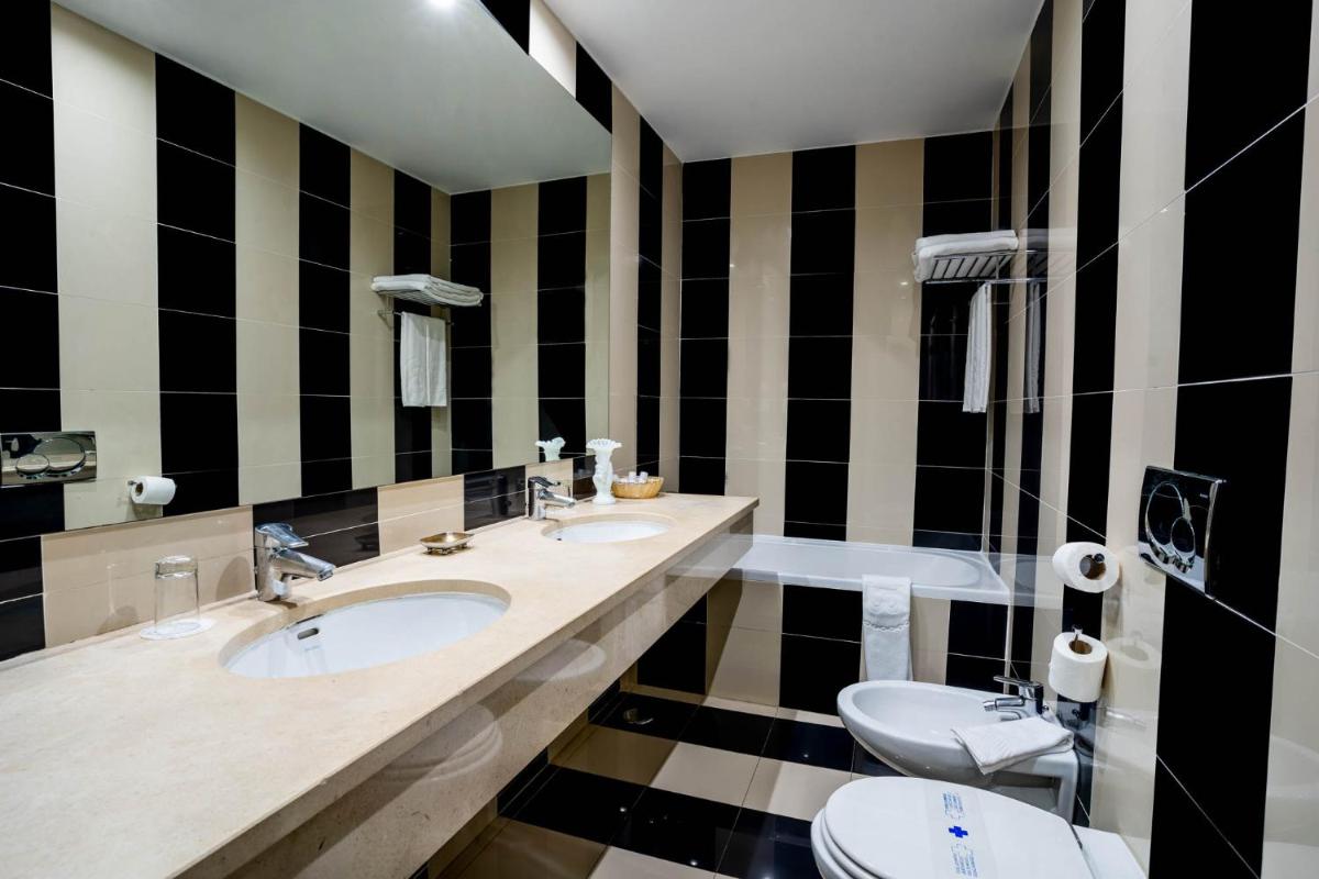 Uma casa de banho em Boa Vista Hotel & Spa - Adults Only