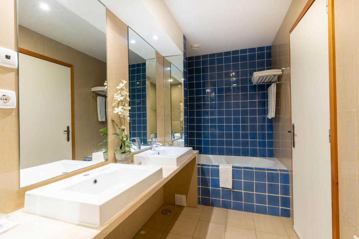 Uma casa de banho em Boa Vista Hotel & Spa - Adults Only