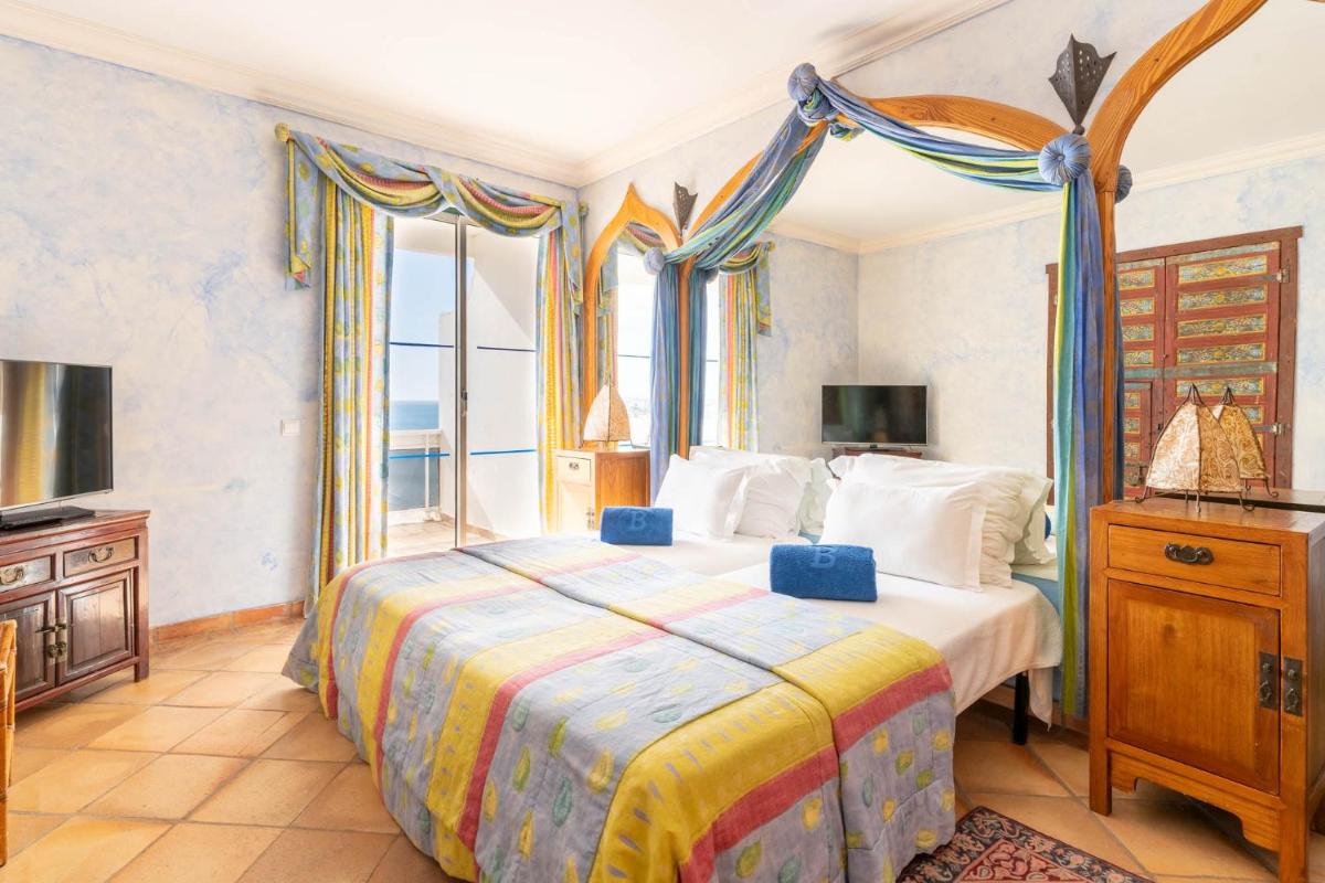 Uma televisão e/ou sistema de entretenimento em Boa Vista Hotel & Spa - Adults Only