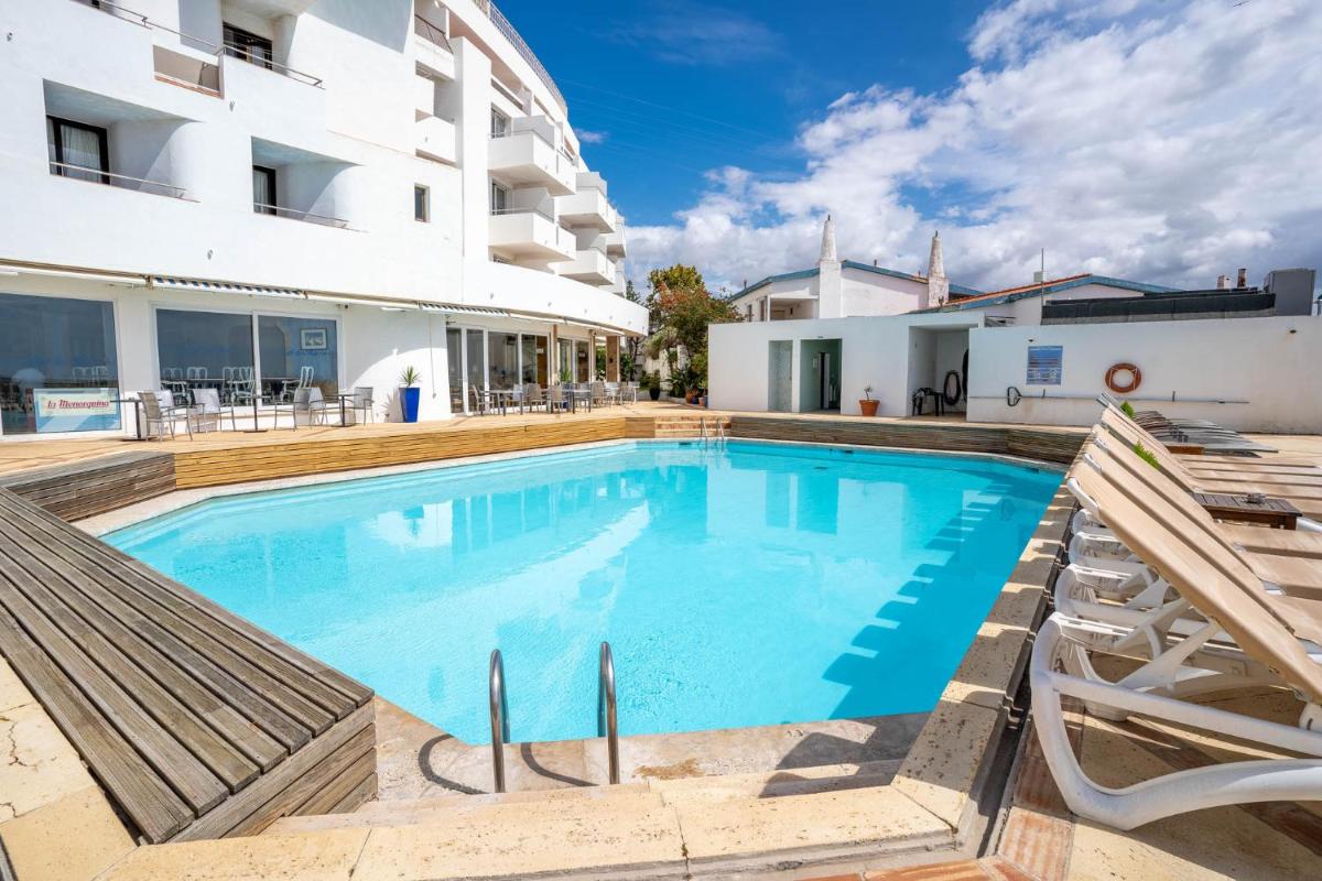 uma piscina em frente a um prédio em Boa Vista Hotel & Spa - Adults Only em Albufeira