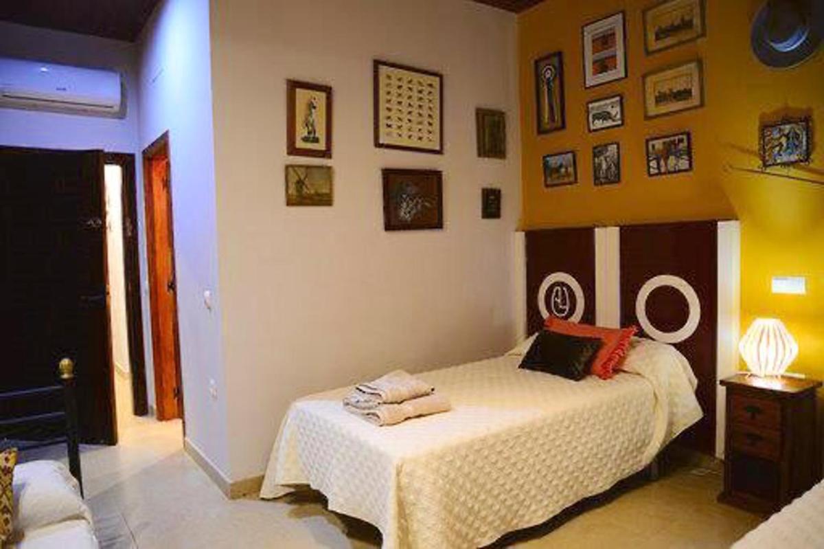 Charming Villa in Fernan Caballero with Private Pool - Housity