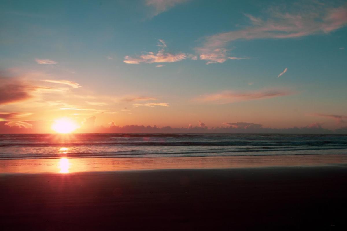 Noor Villa - Luxury 3 Bed, 2 Bath Apartment with Stunning Panoramic Sea View, Private Beach - Housity