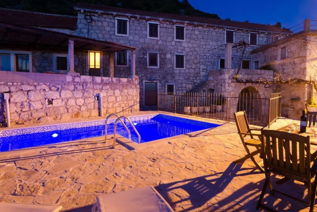 Private pool villa - Meditteranean peace - Housity