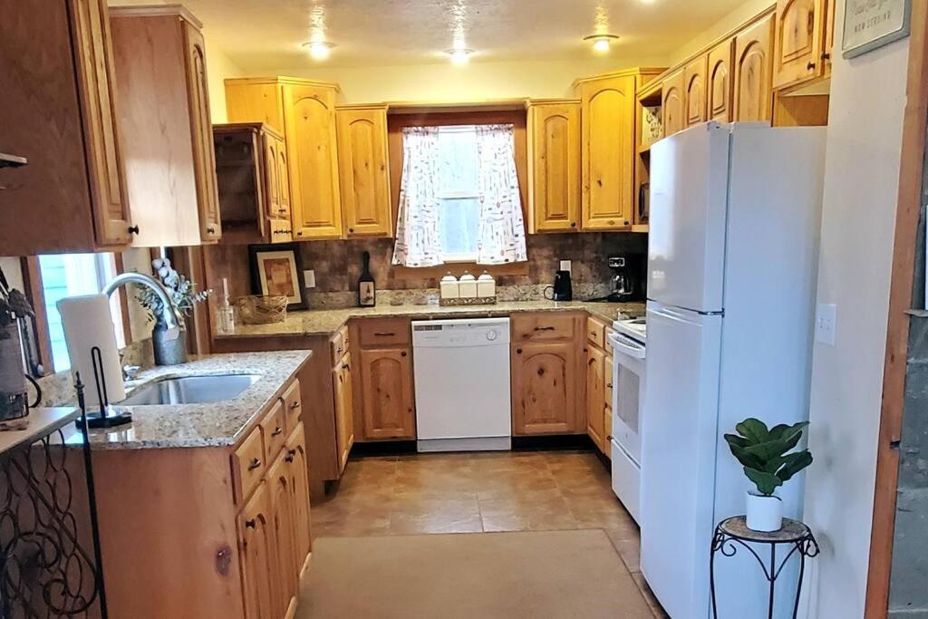 Suitetrails - Spacious Farmhouse with Pond