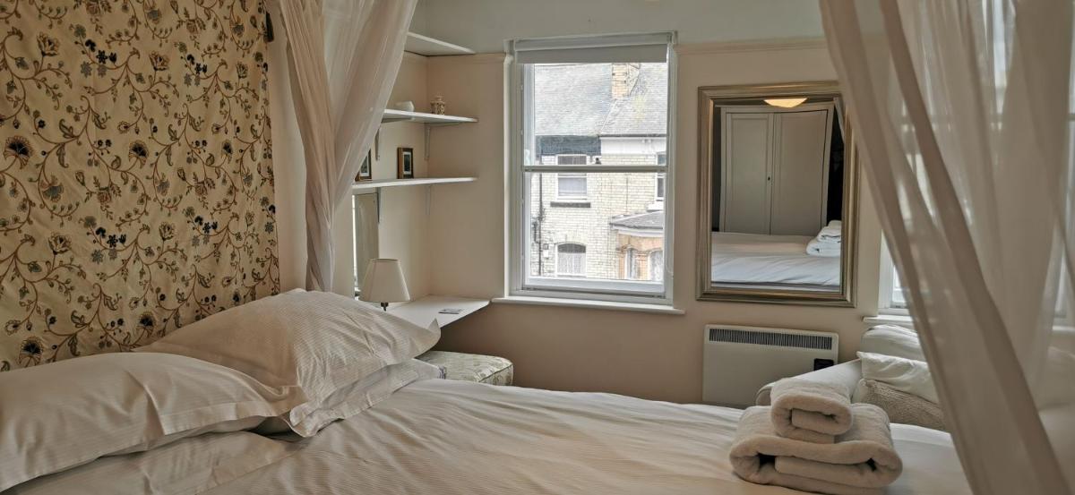 Suitetrails - Flat 12 Sebastian Court - 2 beds with a four poster
