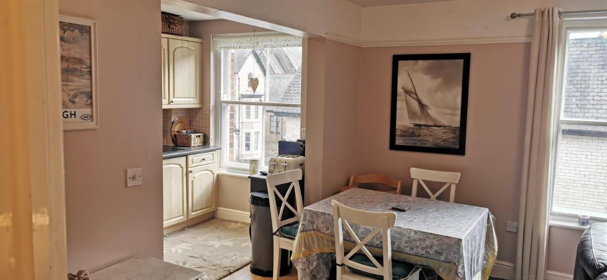 Suitetrails - Flat 12 Sebastian Court - 2 beds with a four poster