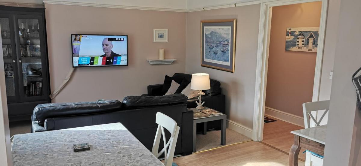 Suitetrails - Flat 12 Sebastian Court - 2 beds with a four poster