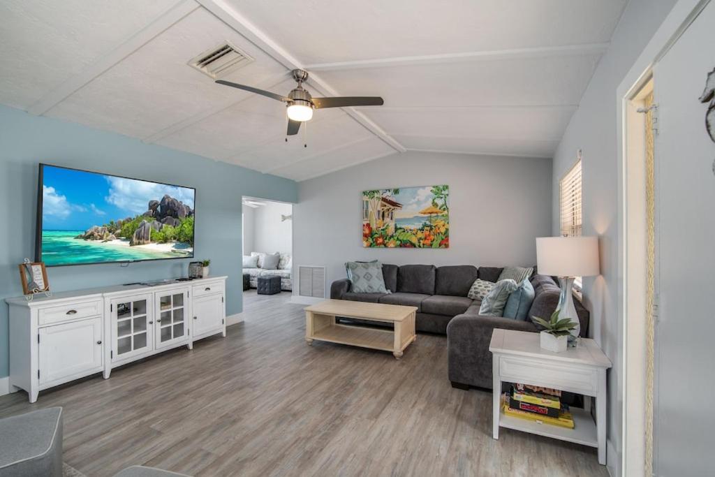 Mermaid Manor; Waterfront with Direct Ocean Access and Private Heated Pool - Housity