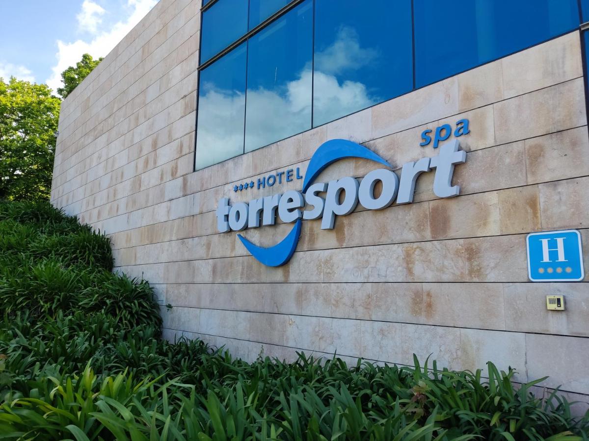 un cartel en el costado de un edificio en Hotel Torresport, en Torrelavega