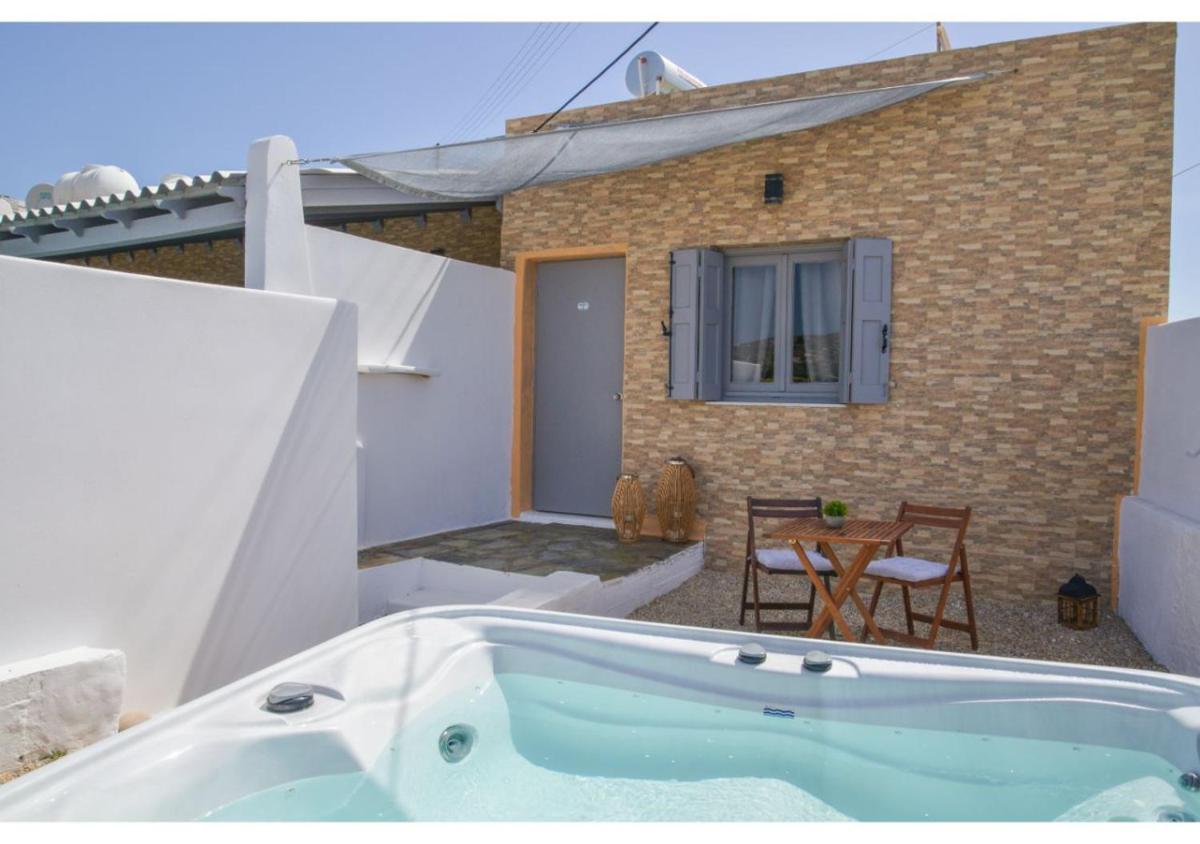 Avgerinos Deluxe Rooms - Housity