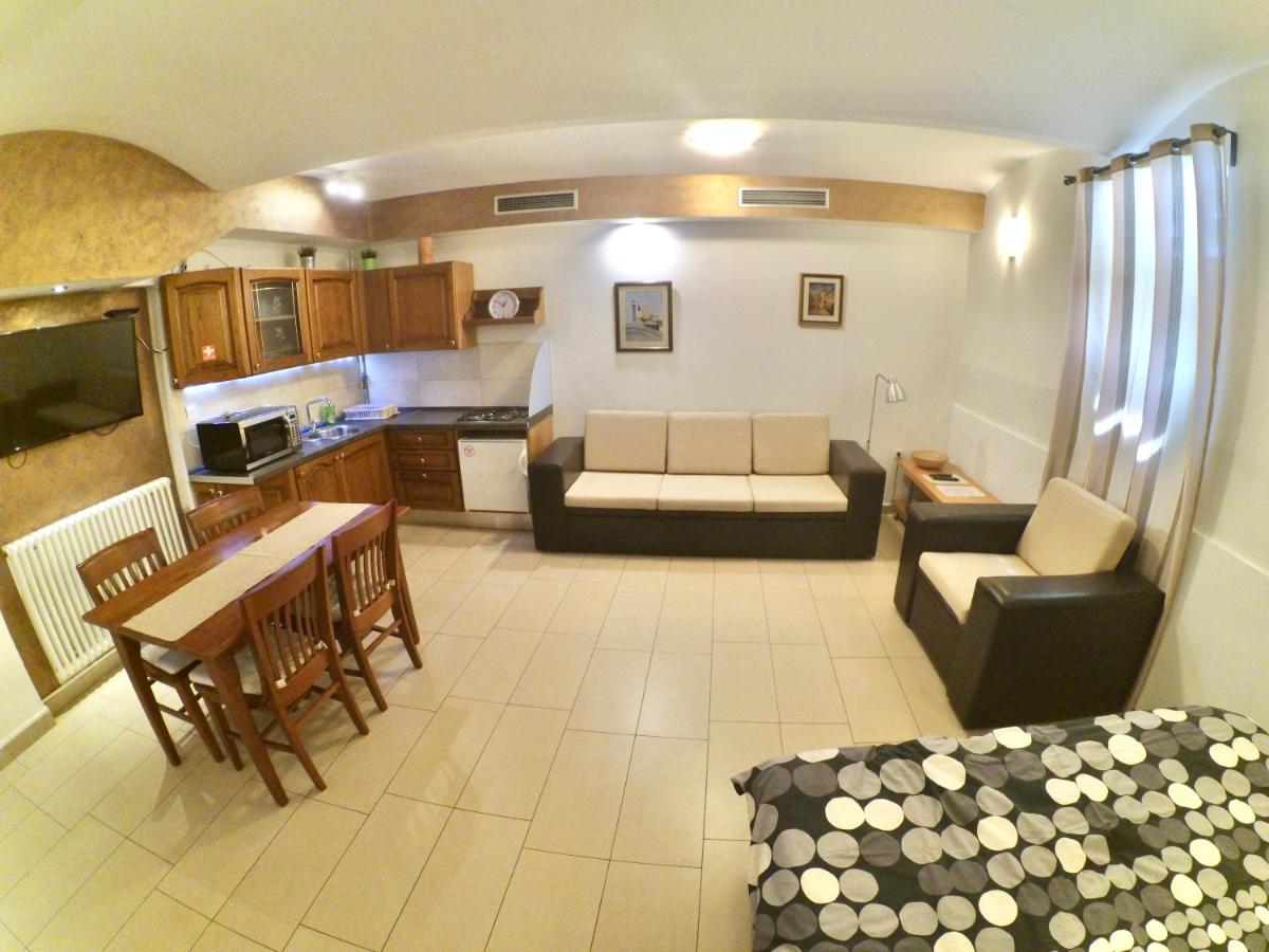 Carla Studio Apartment - Housity