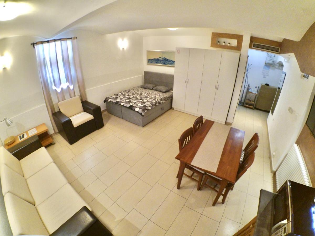Carla Studio Apartment - Housity