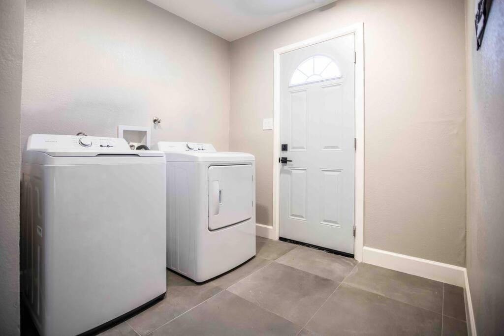 Sunny Spacious Home Retreat with FREE Netflix/Wi-Fi/Parking - Housity