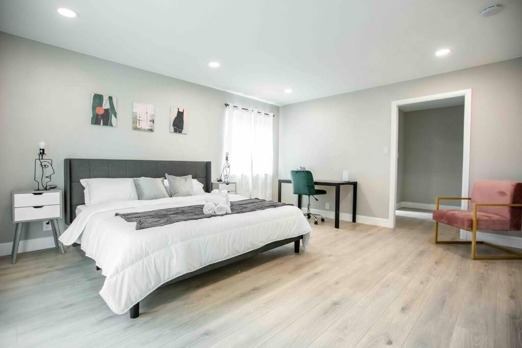 Sunny Spacious Home Retreat with FREE Netflix/Wi-Fi/Parking - Housity