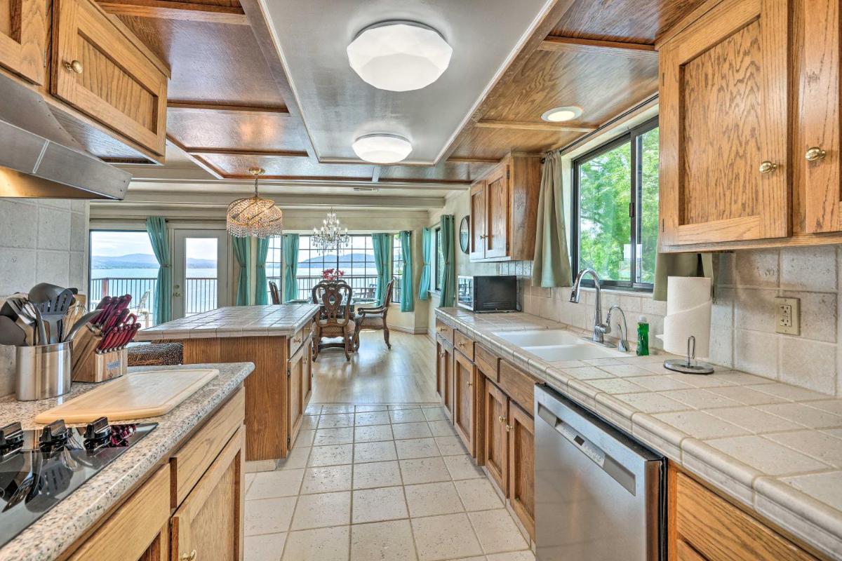 Stunning CA Getaway on the Shores of Clear Lake! - Housity