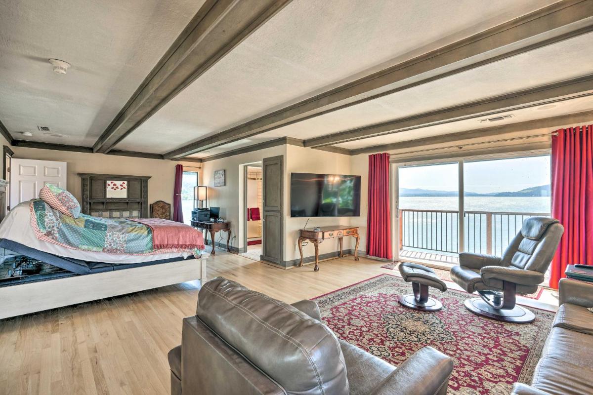 Stunning CA Getaway on the Shores of Clear Lake! - Housity
