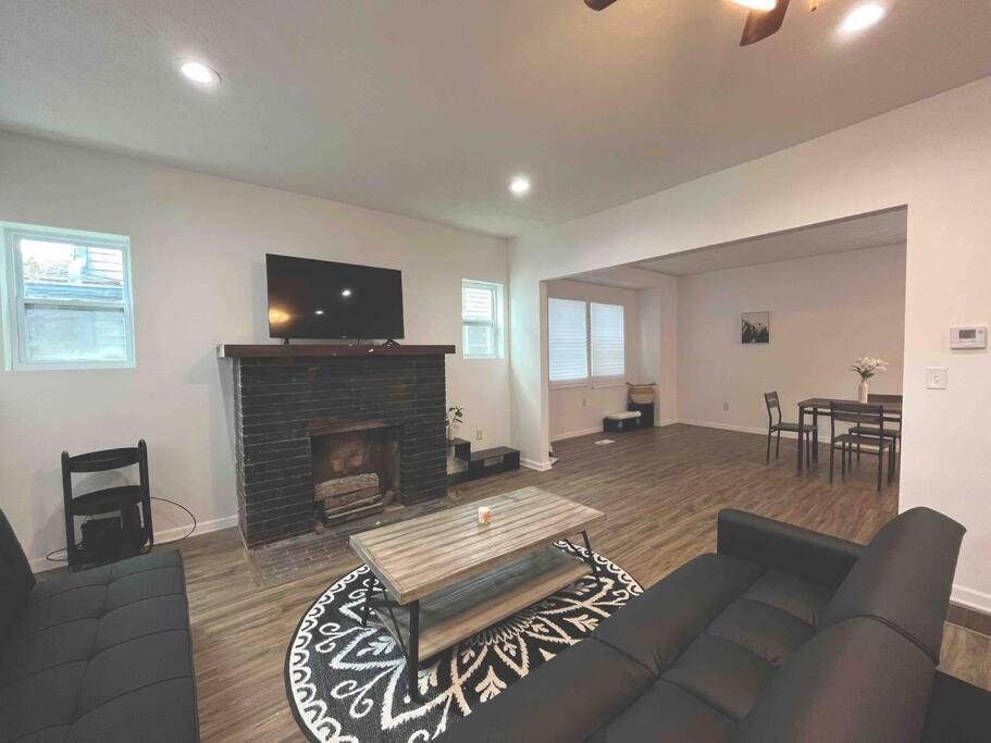 Bright & Modern 3-BR Home Downtown Indy East! - Housity
