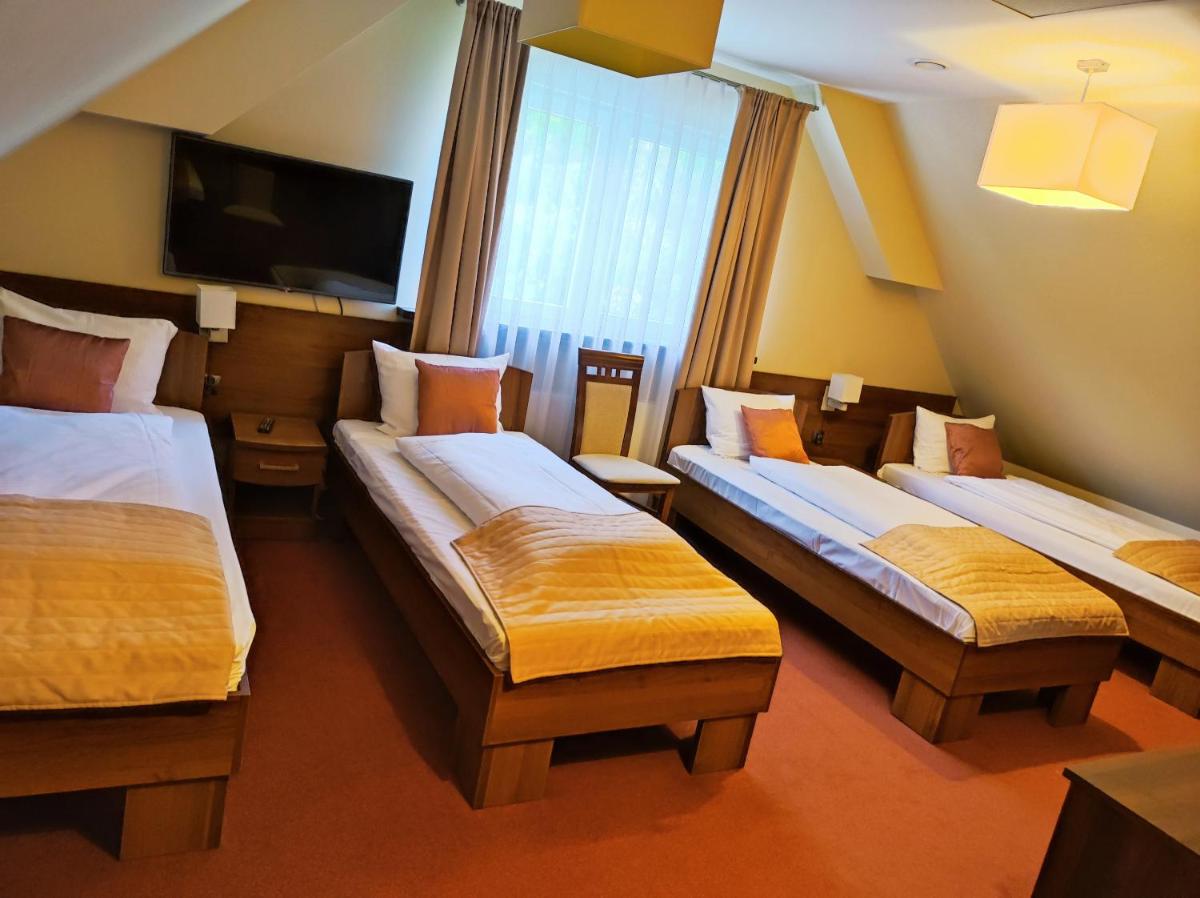 Dworek Dąbrowa - Housity