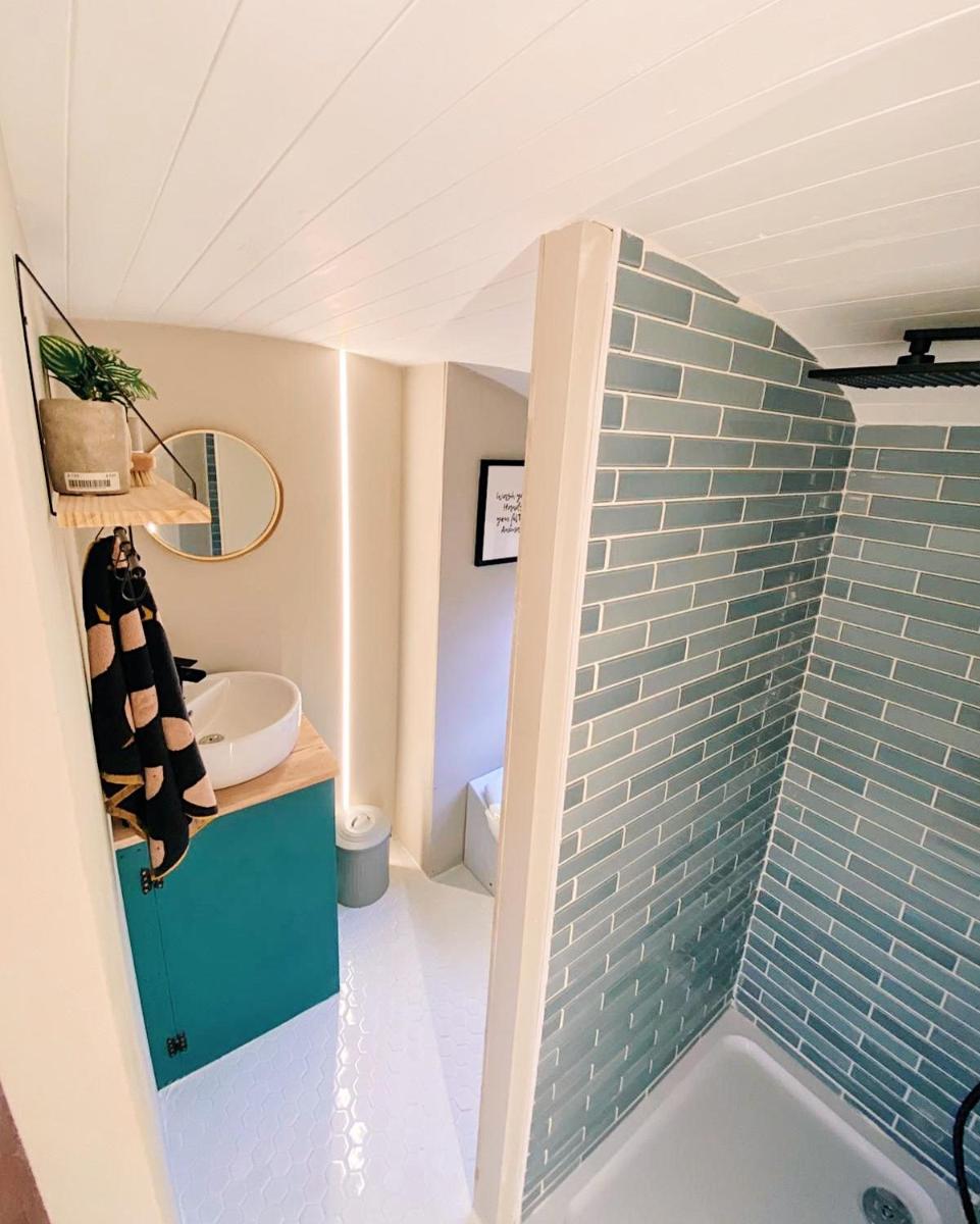 American School Bus Retreat with Hot Tub in Sussex Meadow - Housity