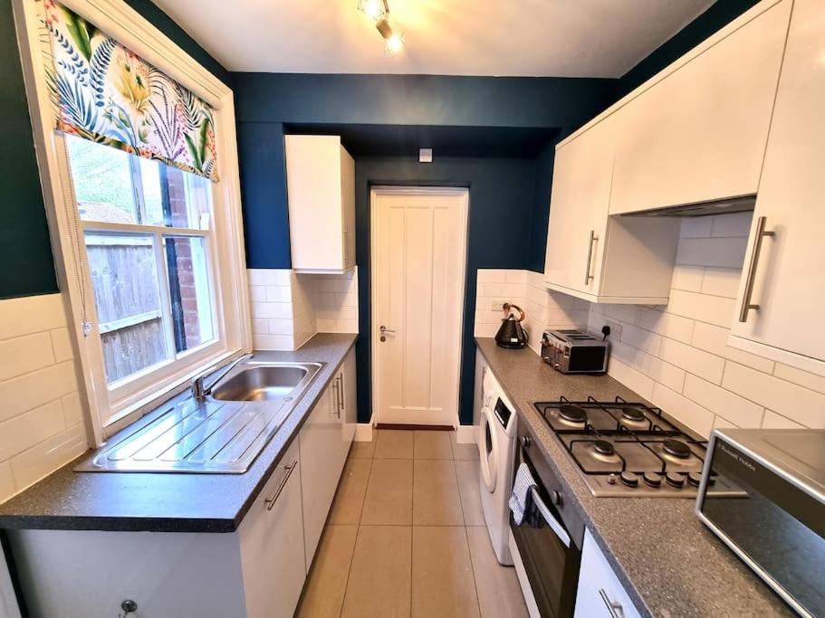 Beautiful & Vibrant City Centre House - Housity