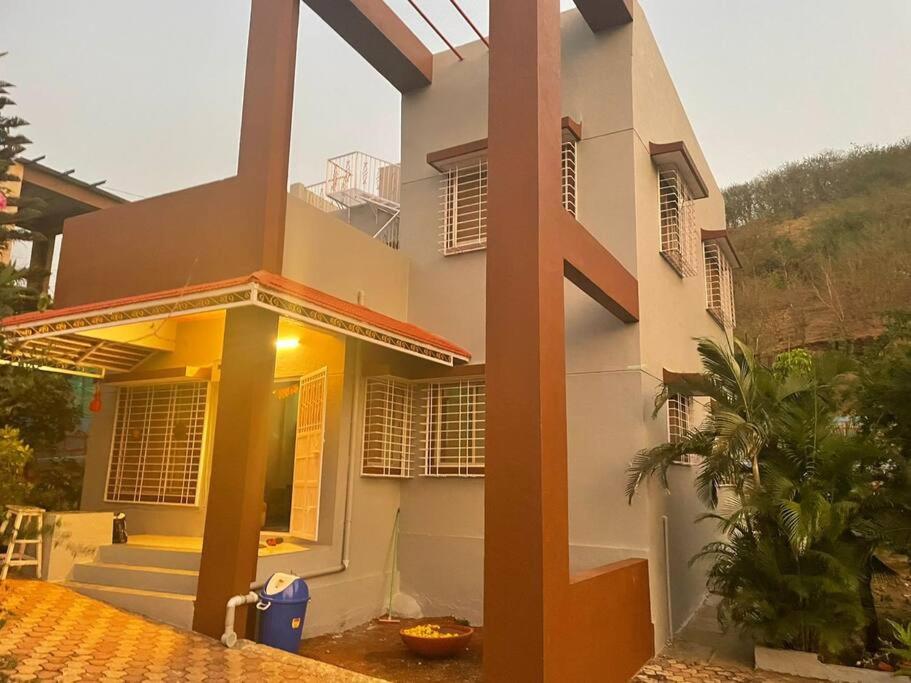Swaradhya Hillside Villa 3BHK - AC - WiFi - SmartTV - Parking - Kitchenette - Near Lonavala - Housity